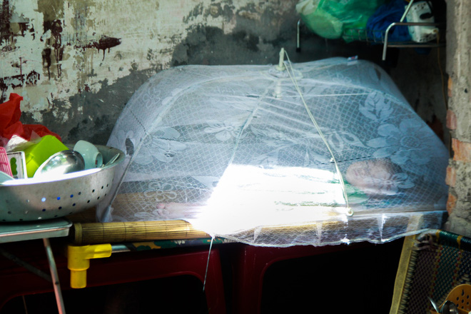 hanh phuc hon nhien cua cau be 13 thang tuoi ngu ben via he quan hang cua me