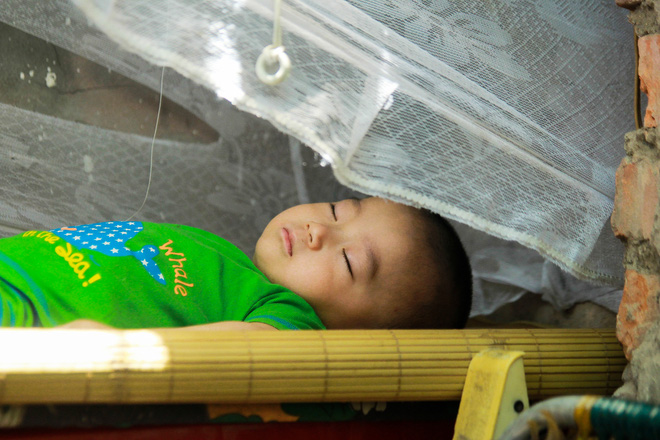 hanh phuc hon nhien cua cau be 13 thang tuoi ngu ben via he quan hang cua me