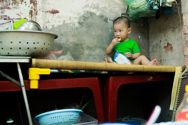 hanh phuc hon nhien cua cau be 13 thang tuoi ngu ben via he quan hang cua me