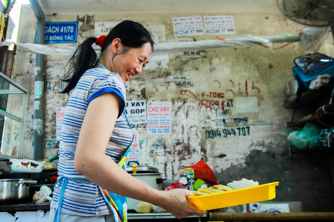 hanh phuc hon nhien cua cau be 13 thang tuoi ngu ben via he quan hang cua me