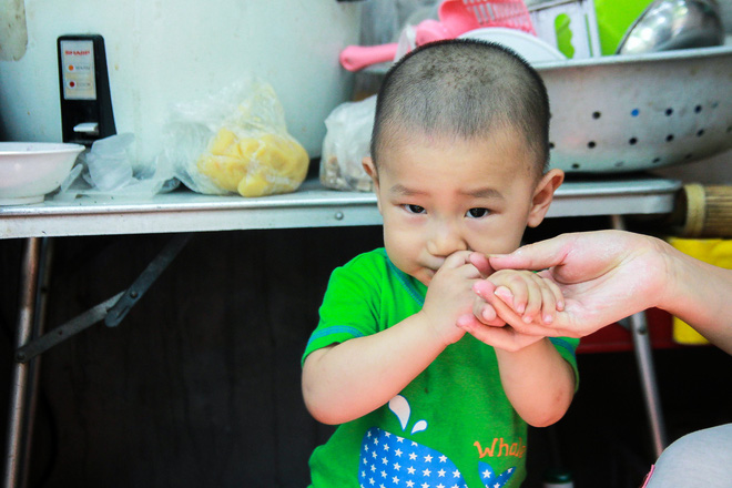 hanh phuc hon nhien cua cau be 13 thang tuoi ngu ben via he quan hang cua me