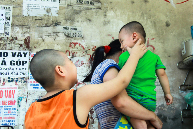 hanh phuc hon nhien cua cau be 13 thang tuoi ngu ben via he quan hang cua me