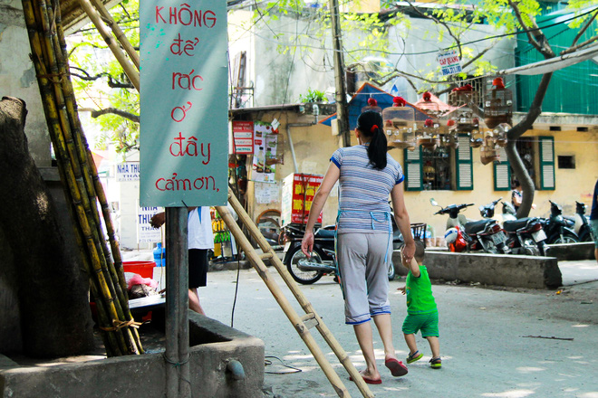 hanh phuc hon nhien cua cau be 13 thang tuoi ngu ben via he quan hang cua me