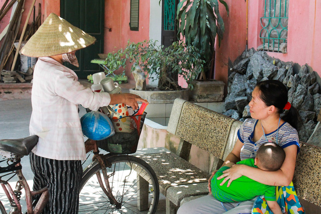 hanh phuc hon nhien cua cau be 13 thang tuoi ngu ben via he quan hang cua me