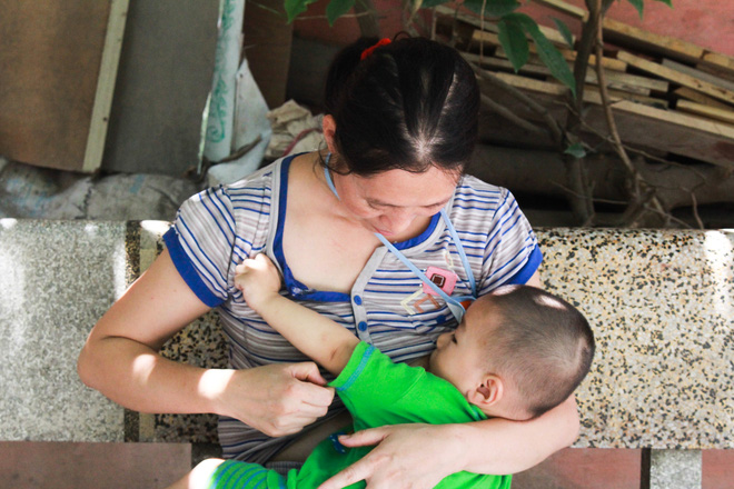 hanh phuc hon nhien cua cau be 13 thang tuoi ngu ben via he quan hang cua me