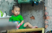 hanh phuc hon nhien cua cau be 13 thang tuoi ngu ben via he quan hang cua me