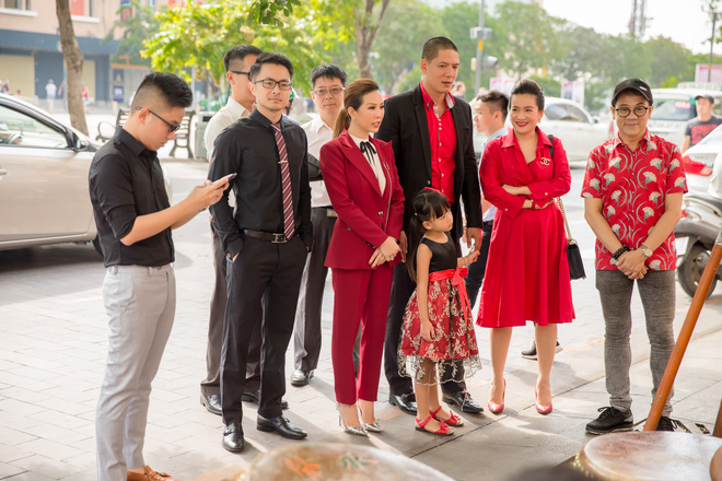 ba xa binh minh do sac cung hoa hau thu hoai