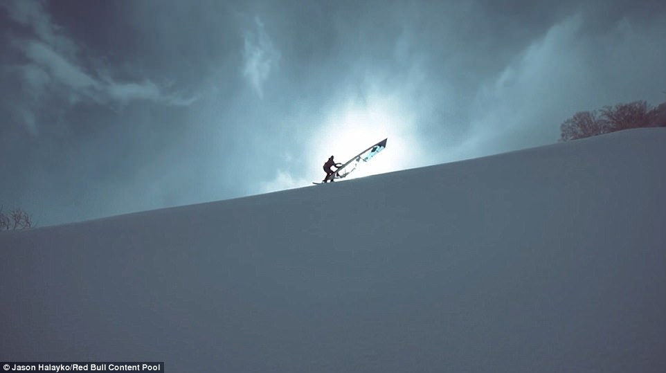 lieu linh luot van buom tren nui tuyet cao gan 1800m