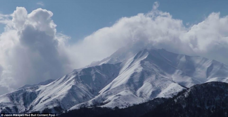 lieu linh luot van buom tren nui tuyet cao gan 1800m