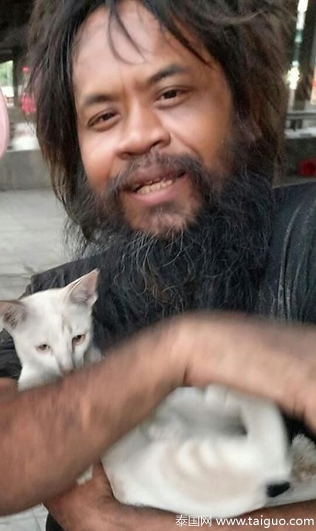 song lang bat khap noi nhung nguoi dan ong vo gia cu van nhin doi di ban chanh de kiem tien nuoi lu meo hoang
