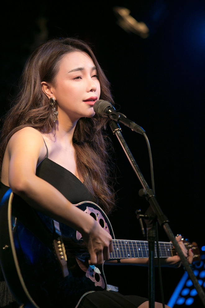 tra ngoc hang om chat ngoc trinh xoa tin don ran nut tinh cam