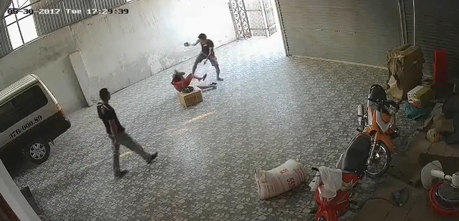 nghe an nghi tranh gianh khach 2 thanh nien xong vao danh mot phu nu tham tim khap nguoi