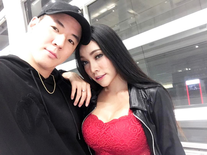 chuyen tinh dong tinh nu cua cap doi sexy khien cu dan mang thai lan xon xao