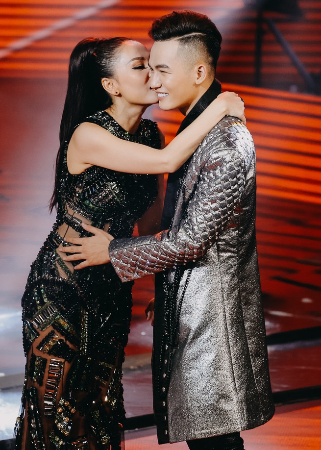 lan thu 2 hoc tro cung cua thu minh dang quang giong hat viet