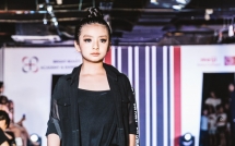 con gai 9 tuoi cua thuy hang lanh lung tren san catwalk