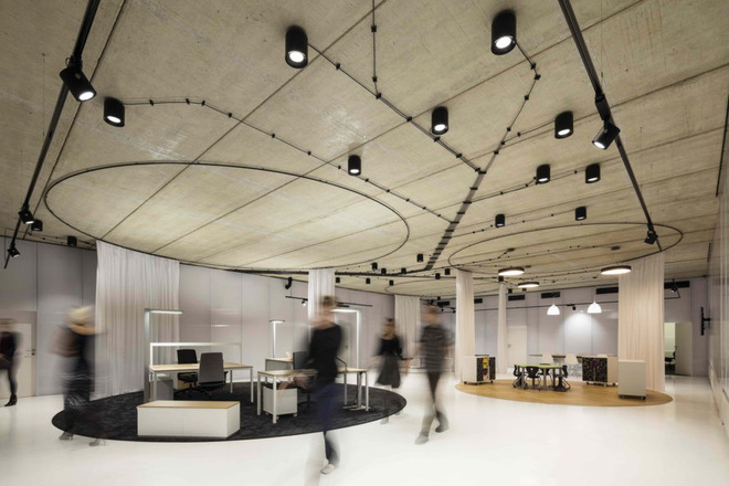 ngo nga ng truo c khuon vien van phong lam tu 900 cai ghe