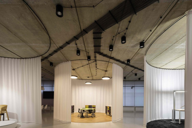 ngo nga ng truo c khuon vien van phong lam tu 900 cai ghe