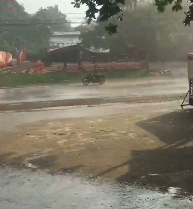 ha noi da co con mua giai nhiet dau tien sau dot nang nong ky luc suot 5 ngay qua