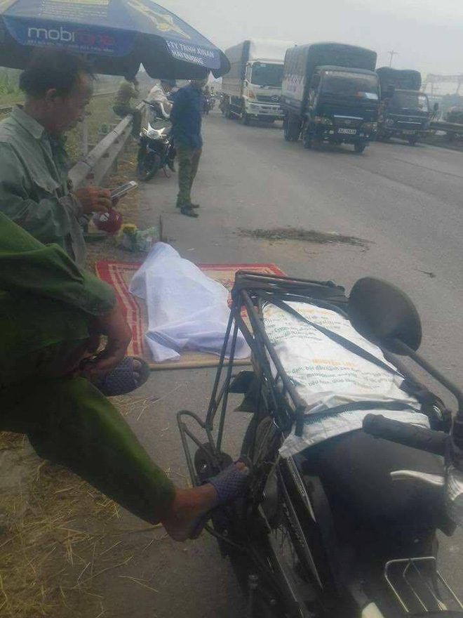 hai duong nguoi dan ong dot tu vi dat xe duoi troi nang nong