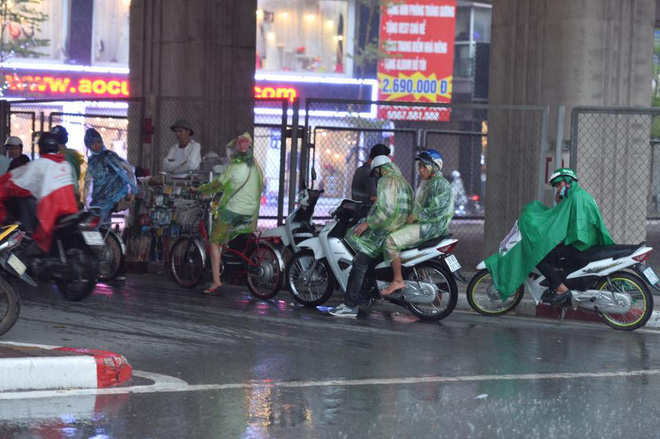 chum anh bao bui ngap troi ngay ha noi don tran giong dau tien sau dot nong dinh diem