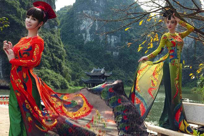 chi em mai thu huyen do dang voi ao dai dat vang