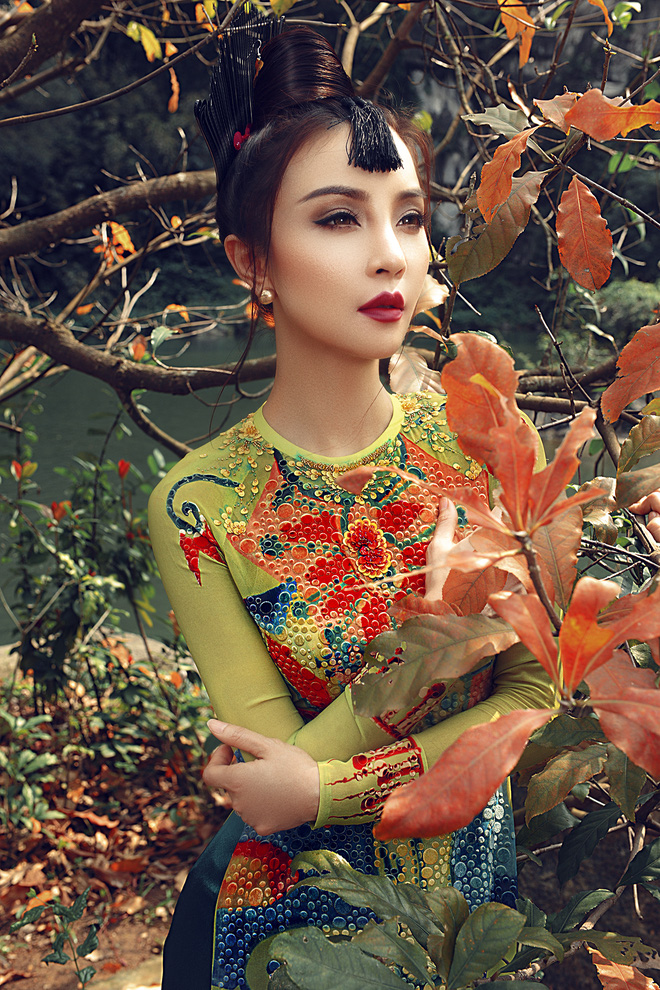 chi em mai thu huyen do dang voi ao dai dat vang