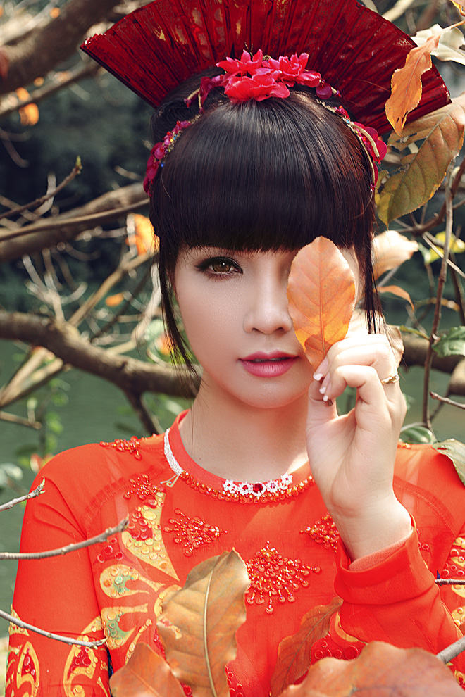 chi em mai thu huyen do dang voi ao dai dat vang