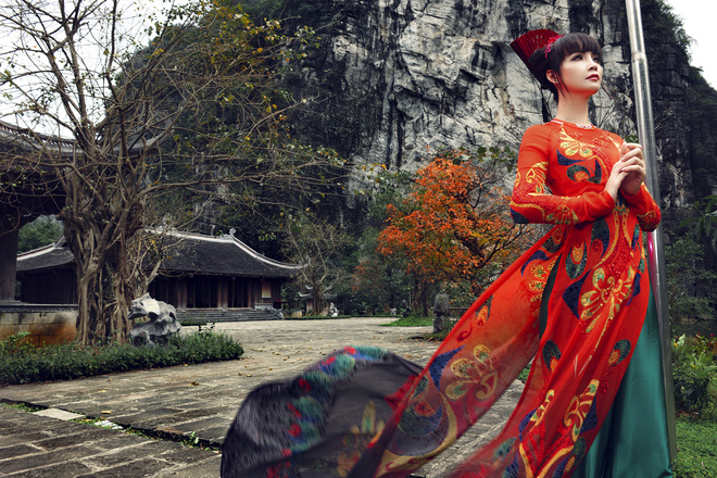 chi em mai thu huyen do dang voi ao dai dat vang