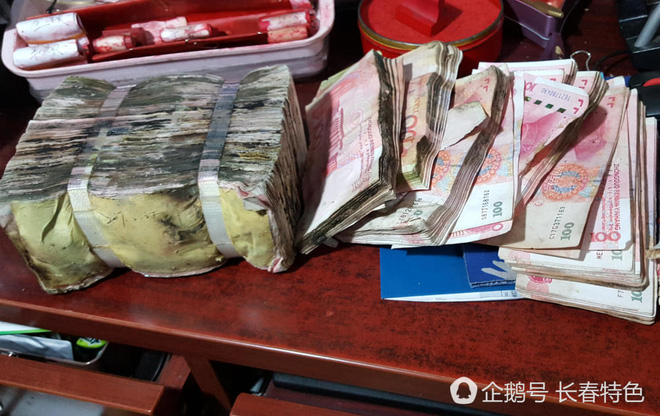 hon 500 trieu dong moc reu nhan vien ngan hang cam voi nuoc rua tien