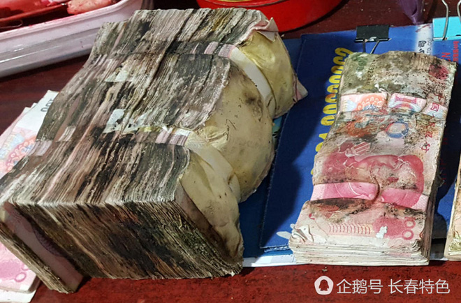 hon 500 trieu dong moc reu nhan vien ngan hang cam voi nuoc rua tien
