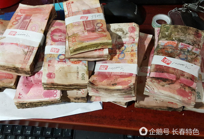hon 500 trieu dong moc reu nhan vien ngan hang cam voi nuoc rua tien