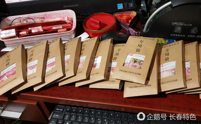hon 500 trieu dong moc reu nhan vien ngan hang cam voi nuoc rua tien
