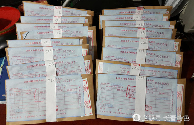 hon 500 trieu dong moc reu nhan vien ngan hang cam voi nuoc rua tien