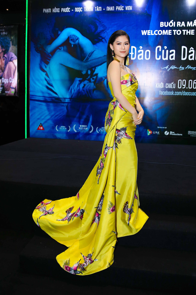 ngoc thanh tam khoe vai tran goi cam