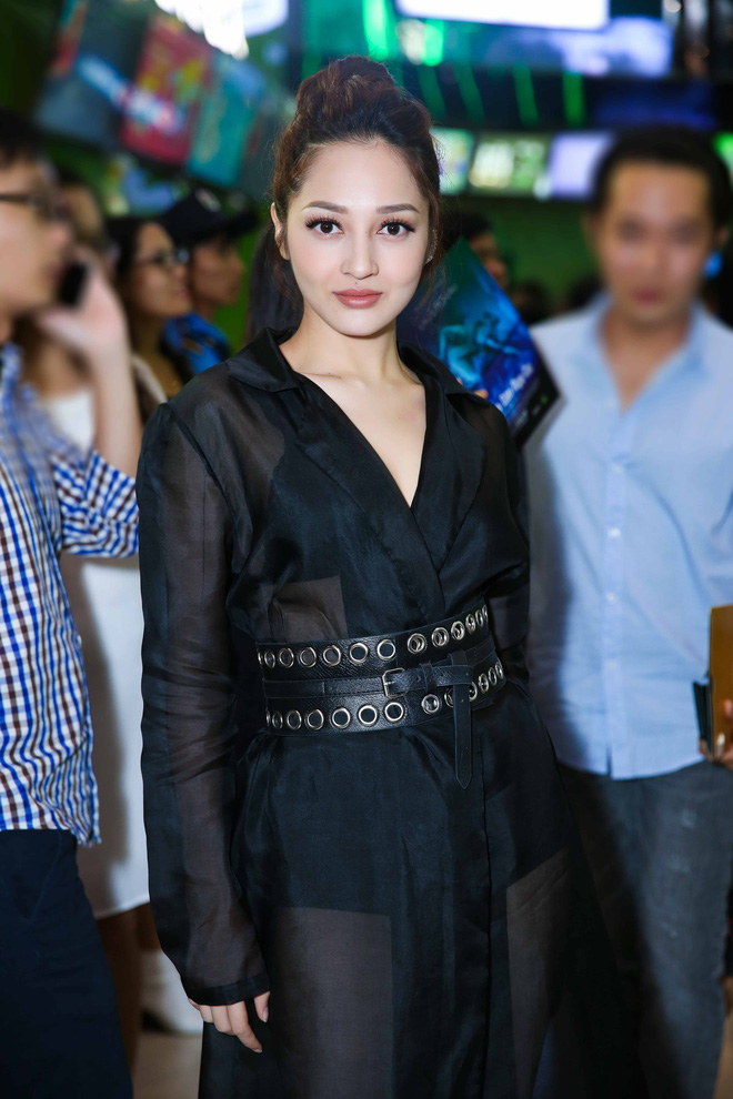 ngoc thanh tam khoe vai tran goi cam