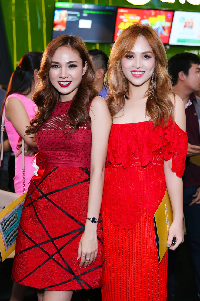 ngoc thanh tam khoe vai tran goi cam