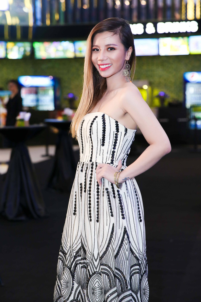 ngoc thanh tam khoe vai tran goi cam