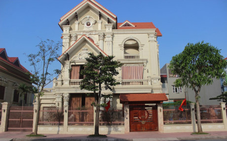 bi thu huyen noi gi ve biet thu song sinh cua 2 anh em khien nhieu nguoi choang ngop