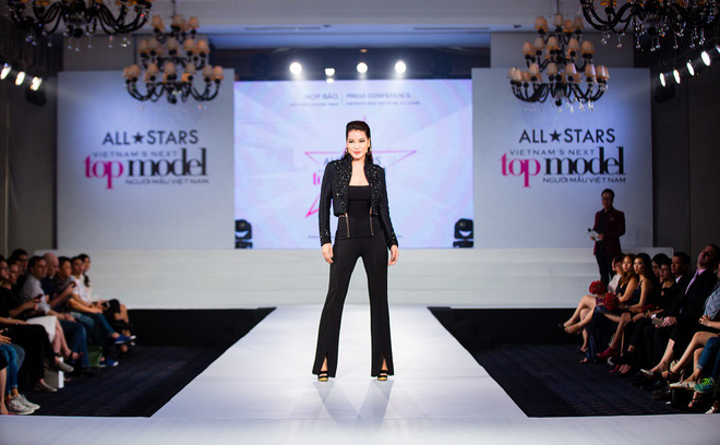 truong ngoc anh tu tin lam host cua vietnams next top model 2017