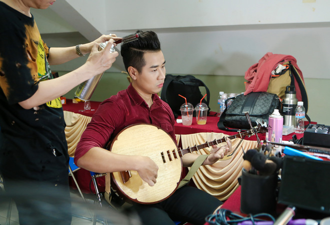 nguyen khang mac kimono choi nhac cu dan toc