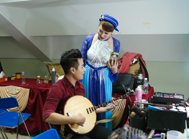 nguyen khang mac kimono choi nhac cu dan toc