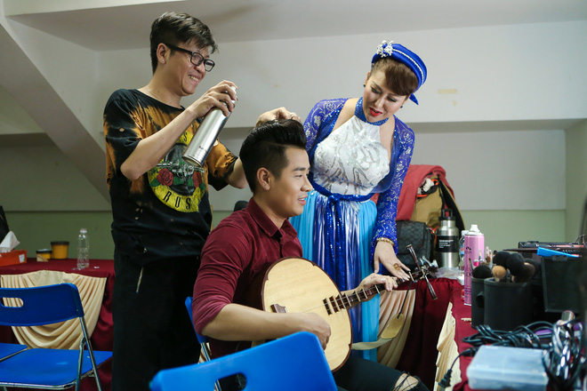 nguyen khang mac kimono choi nhac cu dan toc