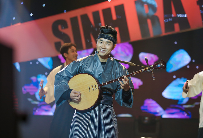 nguyen khang mac kimono choi nhac cu dan toc