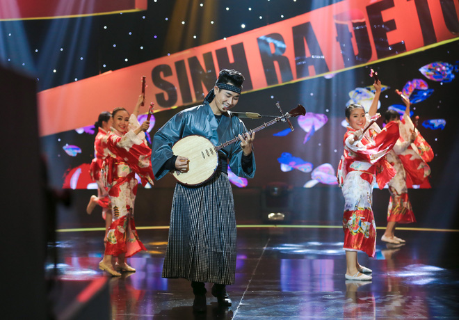 nguyen khang mac kimono choi nhac cu dan toc