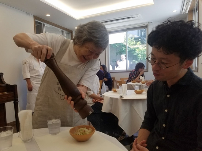 quan an chuyen be nham mon cho khach nhung van tap nap nguoi an