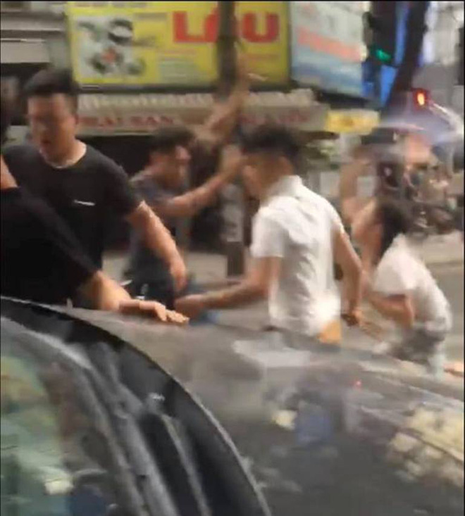 hai nhom thanh nien cam hung khi hon chien tren pho co ha noi giua ban ngay