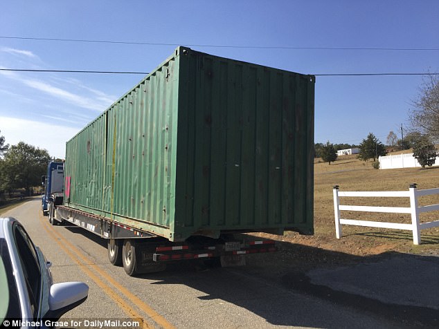 khoanh khac nguoi phu nu duoc giai cuu sau 2 thang bi giam cam trong container nhu dong vat cuong hiep 2 lanngay