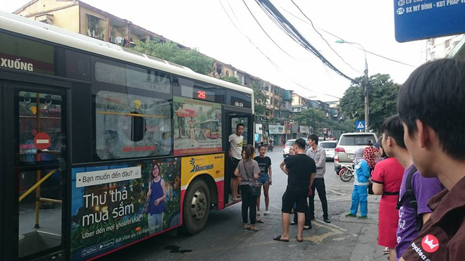 ha noi gian ban gai nam thanh nien cam gach nem vo kinh xe buyt khien mot hanh khach nhap vien