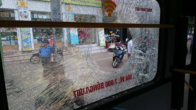 ha noi gian ban gai nam thanh nien cam gach nem vo kinh xe buyt khien mot hanh khach nhap vien