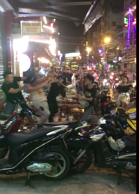tranh cai voi nguoi giu xe nam thanh nien gay nao loan pho dem bui vien